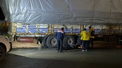 TIR'ı tamir etmek için aracın altına giren sürücü can verdi