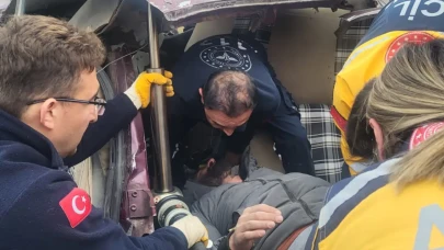 Kamyonla otomobil kafa kafaya çarpıştı: 3 yaralı