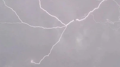 Pegasus uçağına yıldırım isabet etti