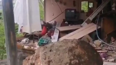 Rize’de heyelan; yamaçtan kopan kayalar eve çarptı