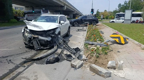 Manavgat'ta lüks araçlar kaza yaptı, 4 kişi yaralanmadan kurtuldu!