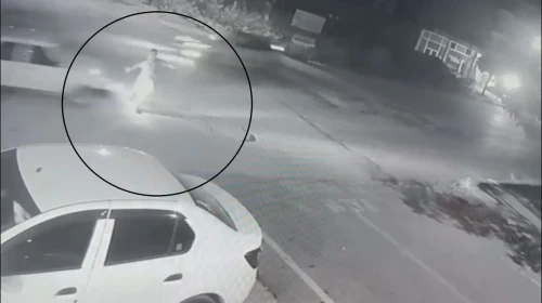 Hatay'da Tofaş Otomobil Yayaya Çarptı, Kaza Anı Güvenlik Kamerasında Görüntülendi