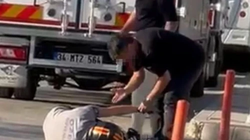 İzmir'de yol verme tartışması kanlı kavgaya dönüştü: Motosiklet sürücüsü defalarca tekmelendi