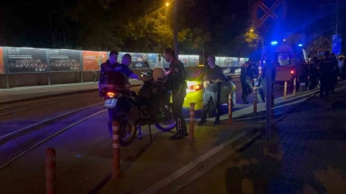 Eskişehir'de polis motosikleti taksiyle çarpıştı, iki memur hafif yaralandı