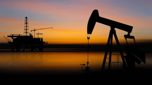 Petrol fiyatları yatay seyrini sürdürüyor, Trump'ın gümrük vergisi açıklamaları belirsizlik yarattı.