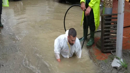 Sürmene'de Sağanak Yağış Sonrası Su Taşkınları Yaşandı, Ekipler Hızla Müdahale Etti