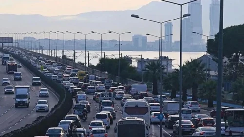 İzmir'de motosiklet kazaları yüzde 65 ile en yüksek risk grubunu oluşturuyor, acil önlemler bekleniyor.