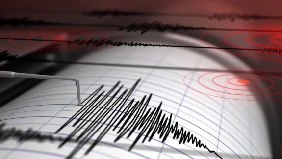 Sivrice'de 4.9 büyüklüğünde deprem paniği; vali olumsuz durum yok dedi