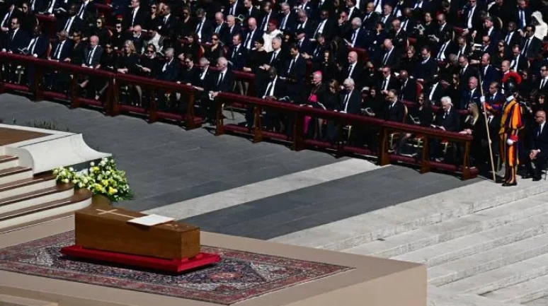 Papa son yolculuğuna uğurlanıyor: Yüzbinler meydana toplandı