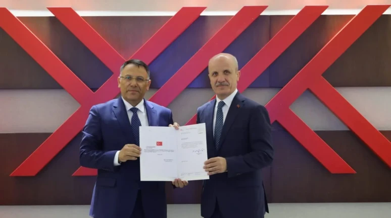 Iğdır Üniversitesi'nde yeni dönem: Prof. Dr. Ekrem Gürel mazbatasını aldı