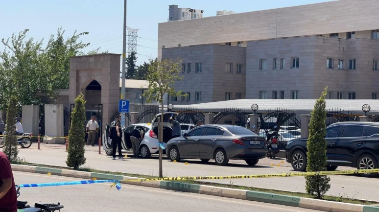 Osmaniye'de Valilik Önünde Silahlı Kavga: 2 Yaralı, 2 Şüpheli Yakalandı
