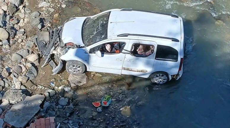 Akçaabat'ta dereye yuvalanan araçta 3 yaralı, kaza anı güvenlik kamerasında görüntülendi
