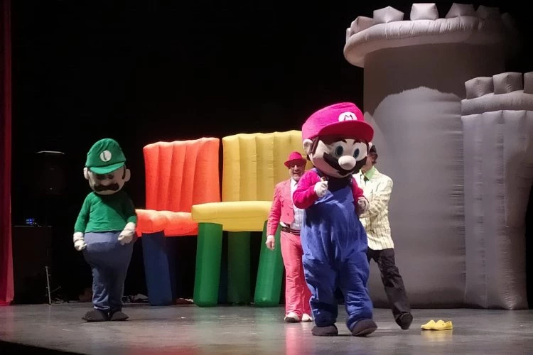 Süper Mario ve İhtiyar Kedi Çayırovalı çocukları güldürdü