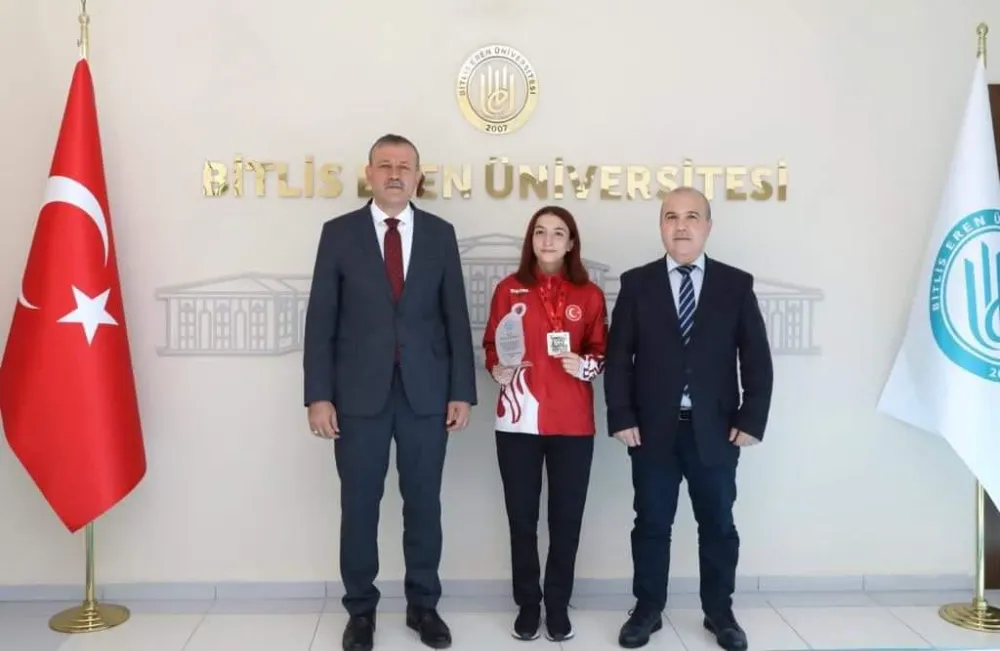 Bitlis Eren Üniversitesi Öğrencisi Gamze Korkmaz, Muay Thai Dalında Dünya İkincisi Oldu ve Gümüş Madalya Kazandı