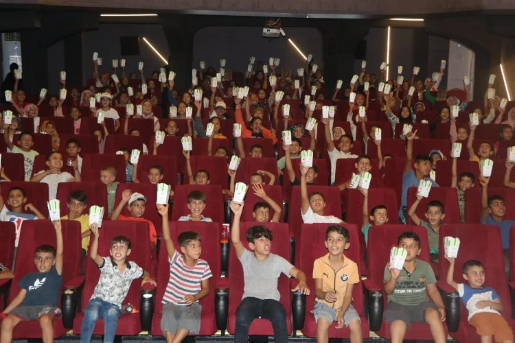 Şanlıurfa’daki çocukların sinema keyfi