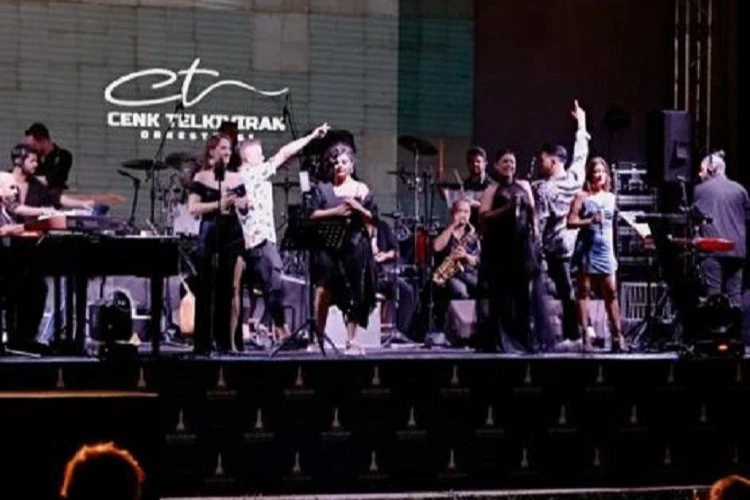 Cenk Telkıvıran Orkestrası İzmirlileri coşturdu