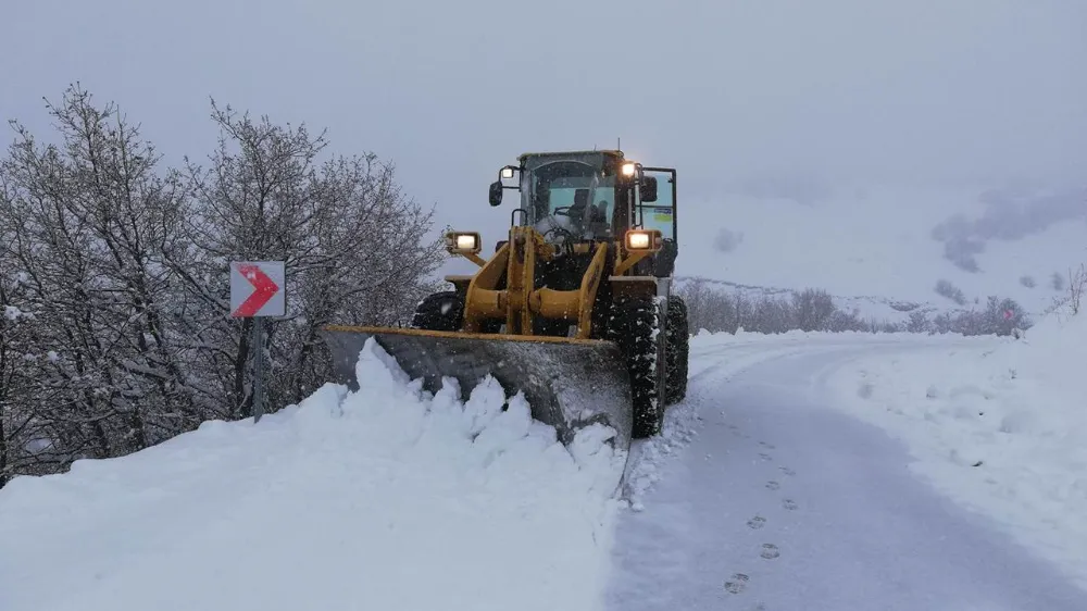 Kars-Erzurum kara yolunda kar nedeniyle ulaşımda aksamalar yaşanıyor