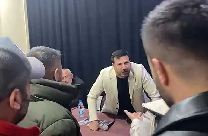 YRP adayı türkücü Davut Güloğlu mikrofonu fırlattı, yurttaşın üzerine yürüdü