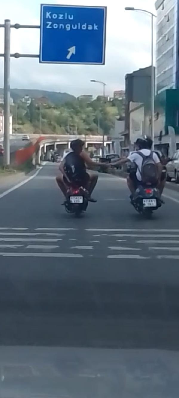 Motosikletlilerin el ele tehlikeli yolculuğu kamerada