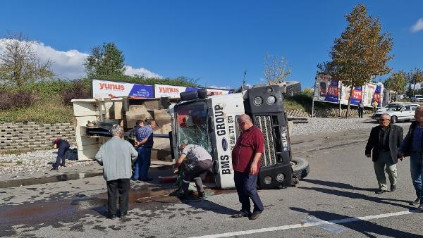 Damperi açılan kamyon devrildi: 2 yaralı