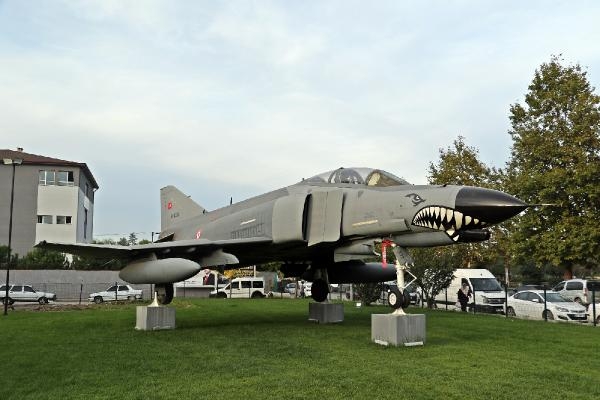 Şehit pilotun anısına memleketindeki parka, F-4 savaş uçağı konuldu