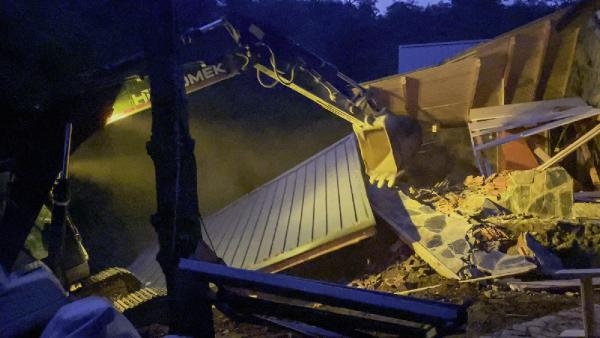 Rize’de inşaat halindeki kaçak bungalovlar yıkıldı