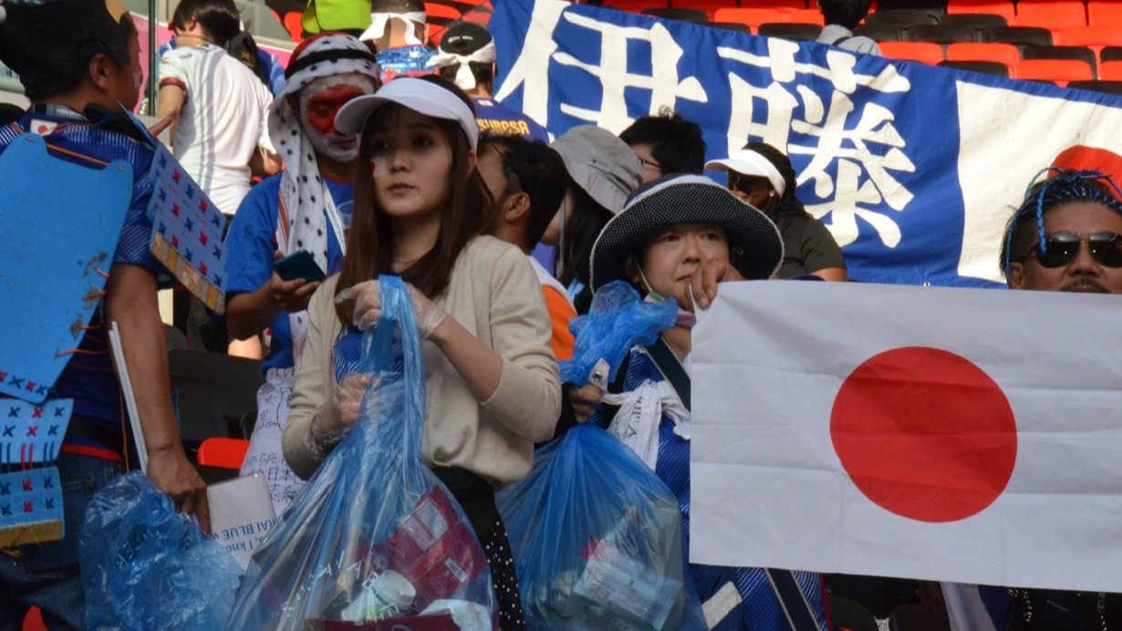 Japon seyirciler yine tribünleri temizledi