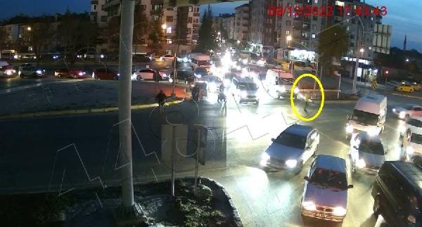 Otomobilin trafik polisine çarptığı kaza kamerada