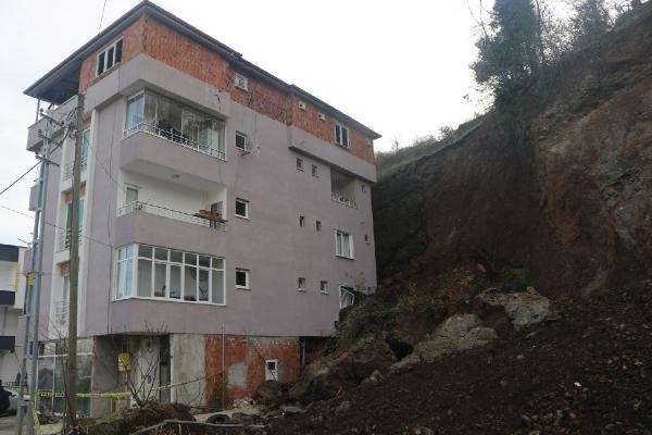 Heyelanda bir dairesinin duvarı yıkılan 4 katlı bina tahliye edildi