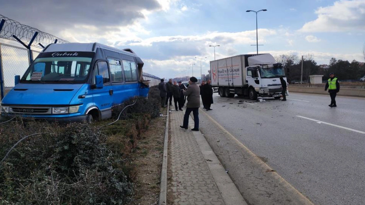 Kontrolden çıkan kamyon yolcu minibüsüne çarptı: 7 yaralı