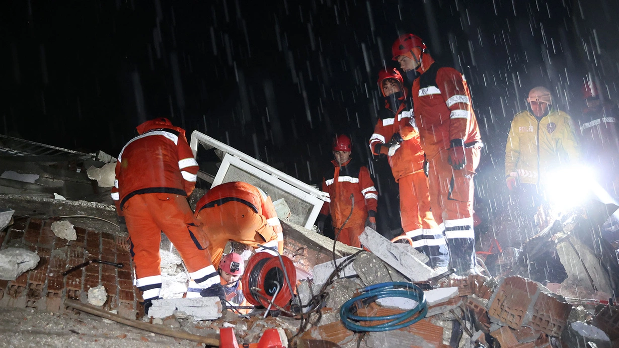 İzmir Valiliği duyurdu: 2 bin 331 personel deprem bölgesine gönderildi