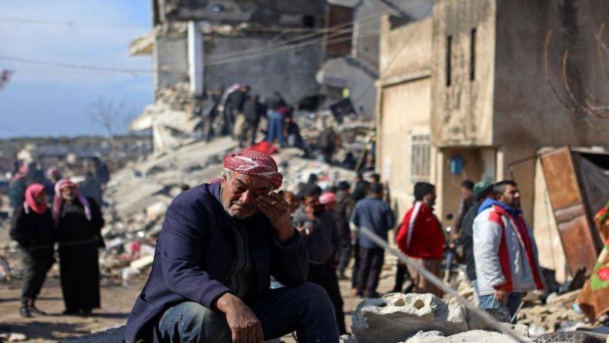 Esad güçleri, felaketten kısa süre sonra depremin vurduğu bölgeleri bombaladı