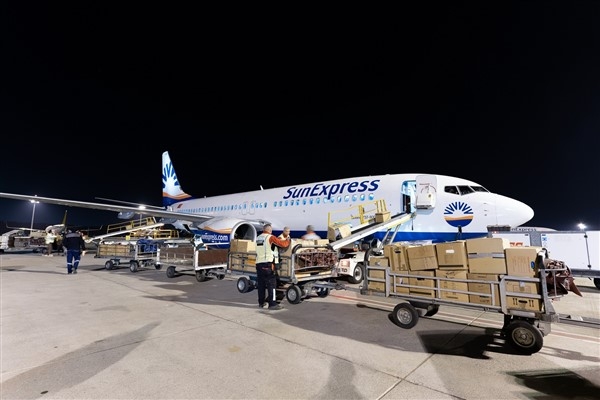 Almanya’dan gelen yardımları taşıyan kargo uçağı Antalya’ya ulaştı