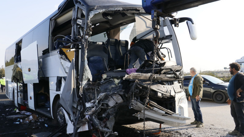 Depremzedeleri Taşıyan Otobüs Kaza Yaptı: 2 Ölü, 6 Yaralı