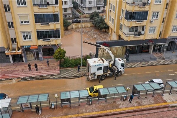Gaziantep Büyükşehir, sel baskınına anında müdahale etti
