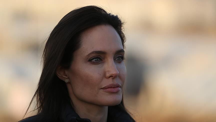 Angelina Jolie Her Şeyden Elini Eteğini Çekiyor!
