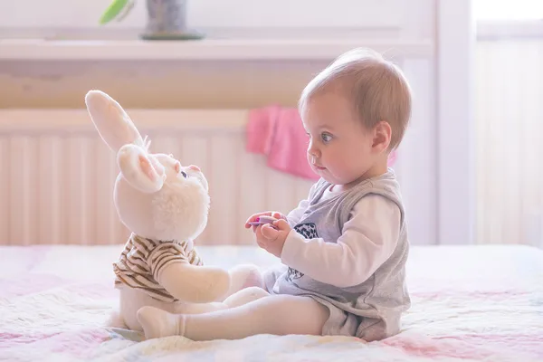 12 Aylık Bebek Gelişimi: Fiziksel, Zihinsel ve Duygusal Değişimler