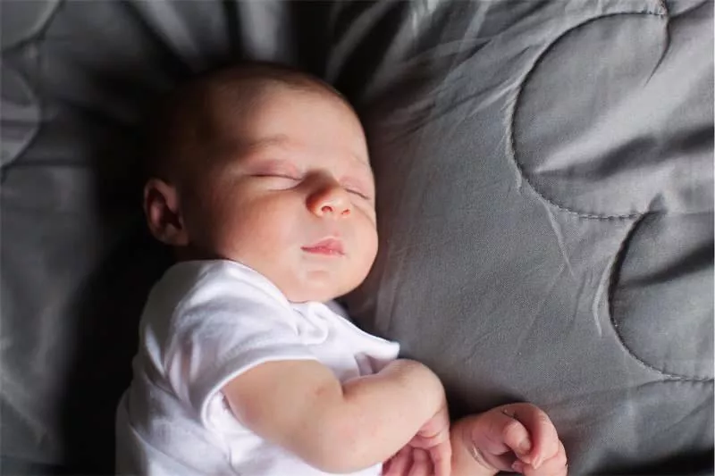 Bebekleri Ayakta Uyutmanın Zararları ve Bırakma Yöntemleri