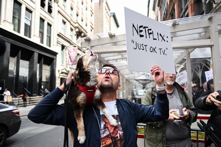 Hollywood’da grev: Binlerce yazar Netflix önünde bir araya geldi