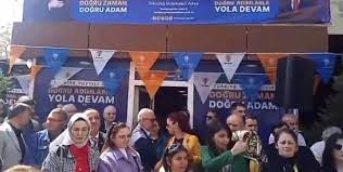 AK Parti seçim bürosunda Davutoğlu şarkısı