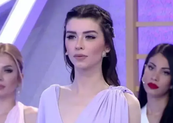 Aleyna Eroğlu kıvrak dansıyla mest etti! Göğüs dekoltesi olay