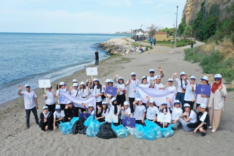 Silivrili öğrencilerden kıyı temizliği