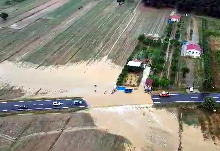 Şiddetli yağışlar bir ilde daha hayatı felç etti! Vatandaşlara SMS gönderildi: Hayati tehlike yaratıyor, yola çıkmayın