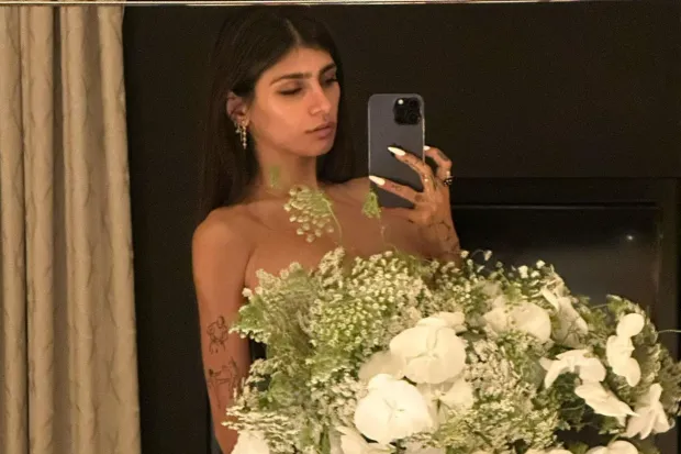 Ex-porn star Mia Khalifa sets pulses racing as she goes fully nude in latest saucy snap